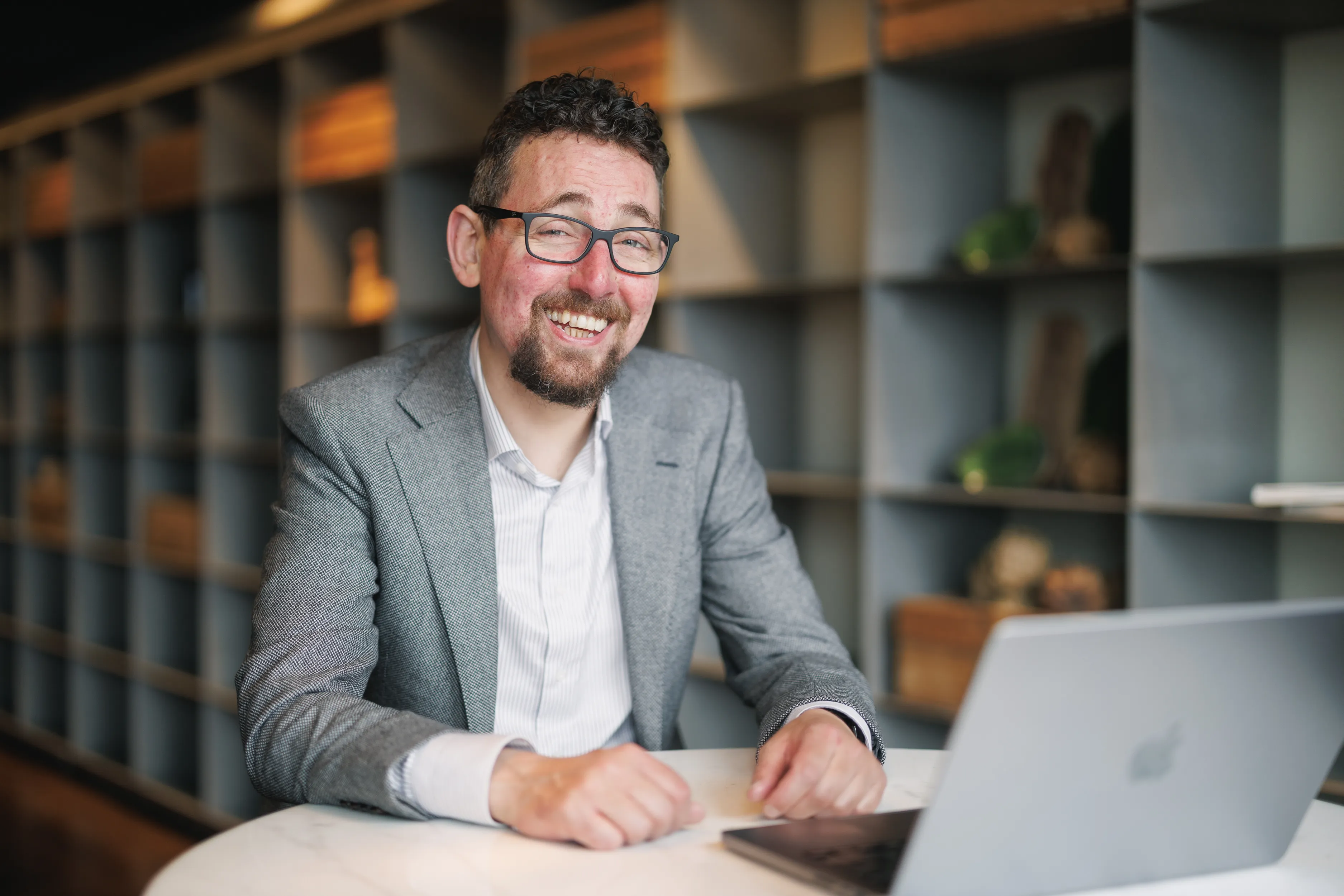 René Goedhart werkt aan lesmateriaal in een café