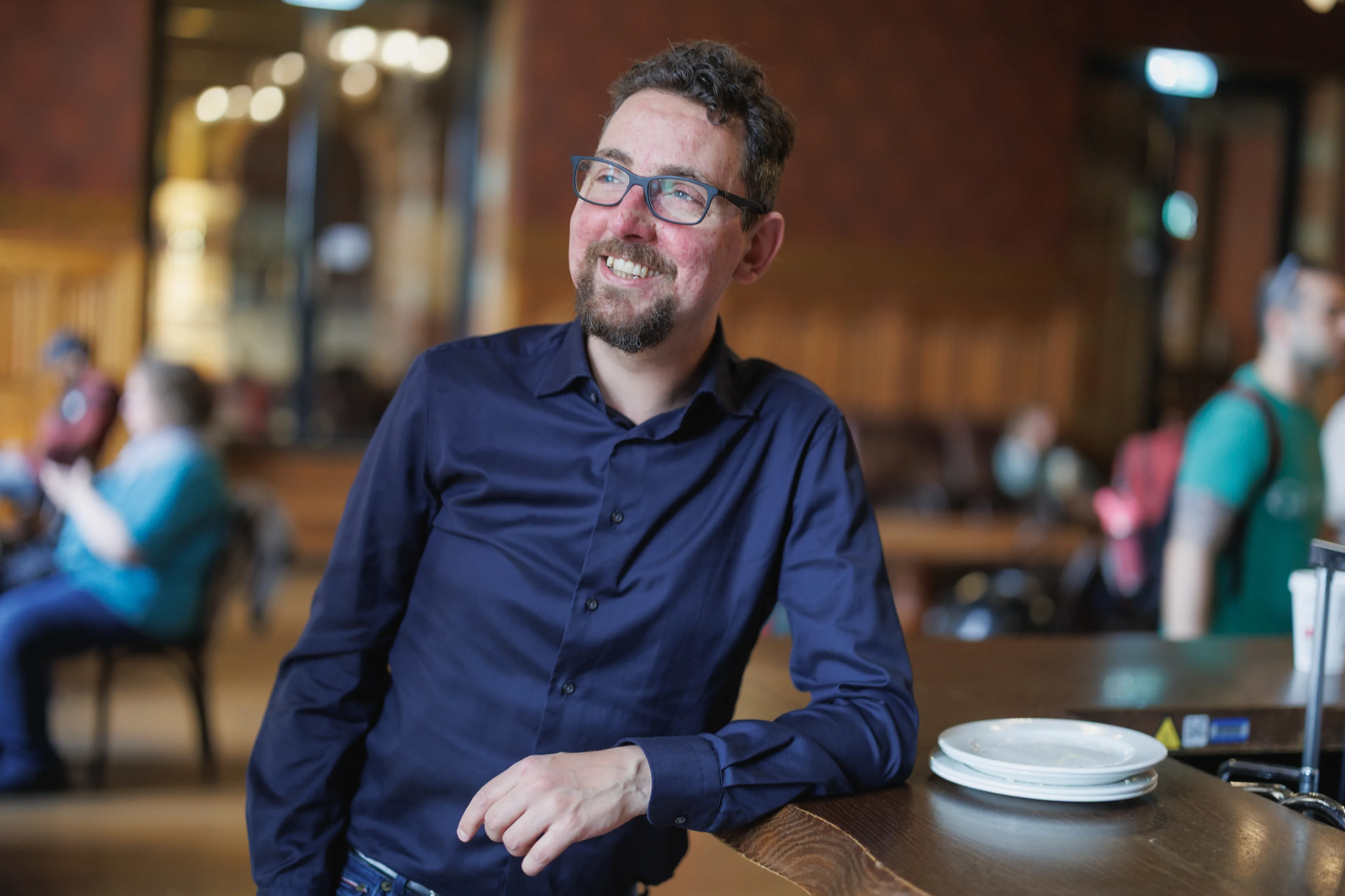 René Goedhart tijdens een begeleidingsmoment, aan het werk achter zijn laptop